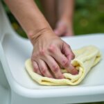Les astuces efficaces pour nettoyer une chaise de jardin en plastique blanc